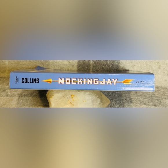 Mockingjay by Suzanne Collins Large Print Softcover Edition - Picture 10 of 10